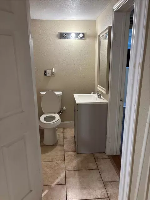 Bath - 153 Tidwell Rd, Houston, TX 77022 photo 1 of 2