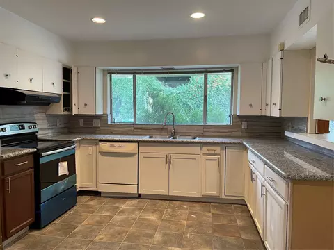 5122 S Jackwood St, Houston, TX 77096