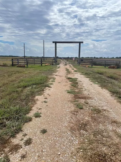 357 Mustang Ridge Rd, El Campo, TX 77437