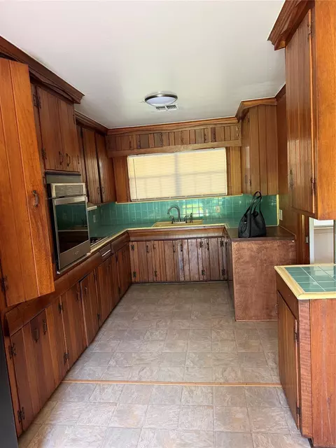 10806 Burdine St, Houston, TX 77096