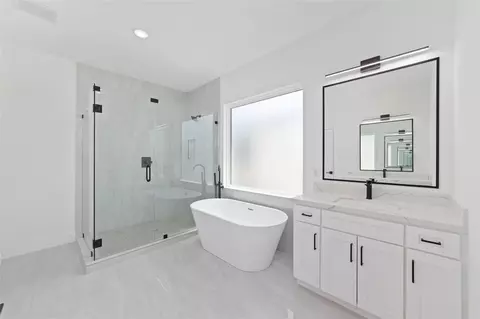 Bath - 1811 N Spring Dr #7, Spring, TX 77373 photo 4 of 5