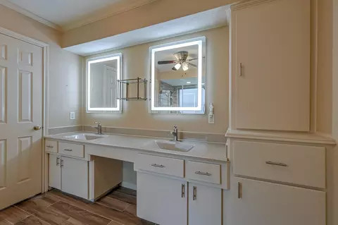 Bath - 5527 Glenmere Ln, Spring, TX 77379 photo 3 of 5