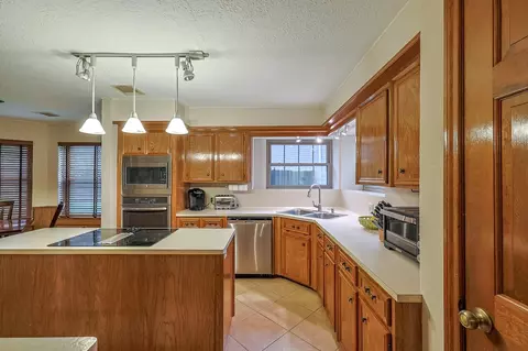 Kitchen - 5527 Glenmere Ln, Spring, TX 77379 photo 4 of 6