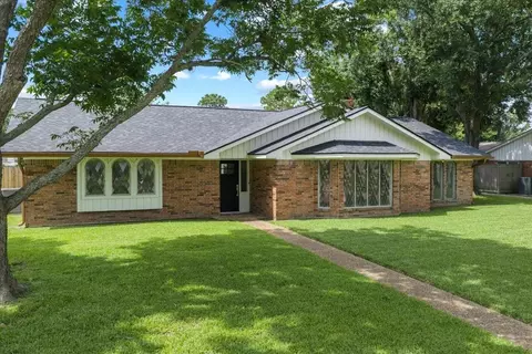 4805 N Burning Tree Dr, Baytown, TX 77521