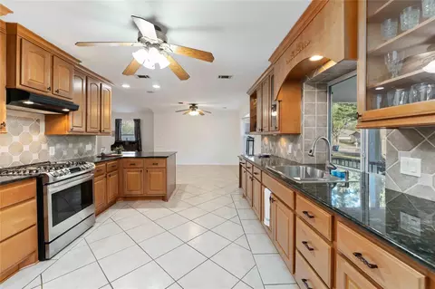 Kitchen - 606 Packer Ct, Webster, TX 77598 photo 4 of 4