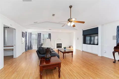 Living - 606 Packer Ct, Webster, TX 77598 photo 4 of 5