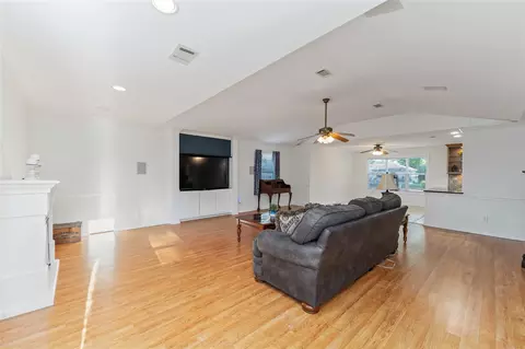 Living - 606 Packer Ct, Webster, TX 77598 photo 2 of 5