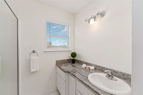 Bath - 606 Packer Ct, Webster, TX 77598 photo 2 of 4