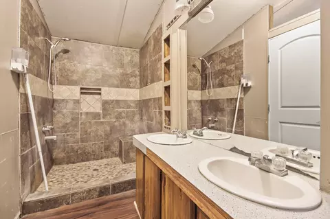Bath - 17317 E Greenleaf Ln, Conroe, TX 77306 photo 2 of 3