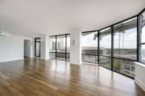 15 Greenway Plz #8G, Houston, TX 77046