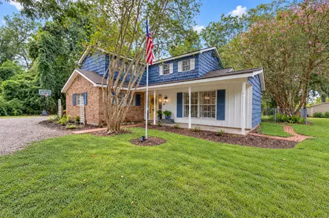 524 Oak Dr, Lake Jackson, TX 77566