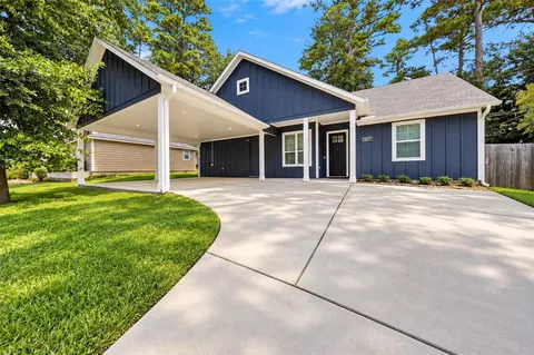 3007 Sand Dr, Huntsville, TX 77340