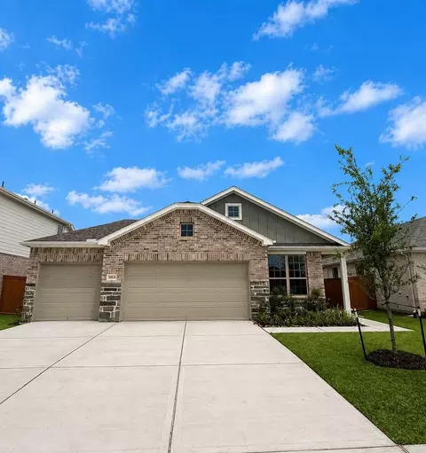 1013 S Oakhurst Dr, Dayton, TX 77535