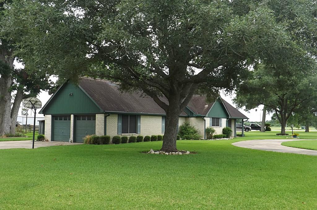 112 Greenbriar, Wharton, TX 77488 photo 1