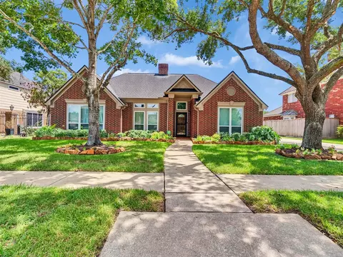 2129 Country Club Dr, Pearland, TX 77581
