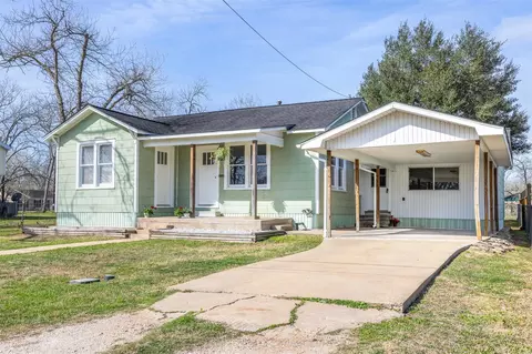 403 N College St, Weimar, TX 78962