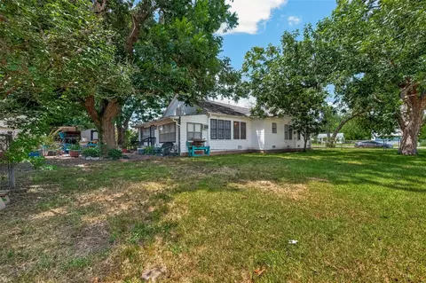 Exterior - 416 E Caney St, Wharton, TX 77488 photo 7 of 9