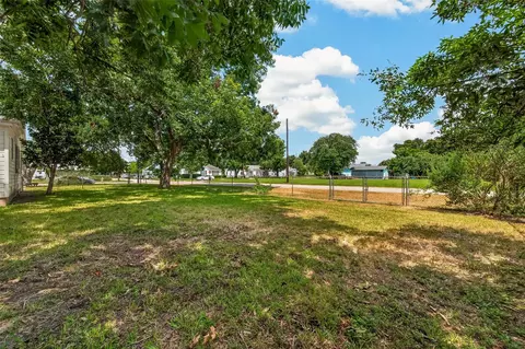 Exterior - 416 E Caney St, Wharton, TX 77488 photo 6 of 9
