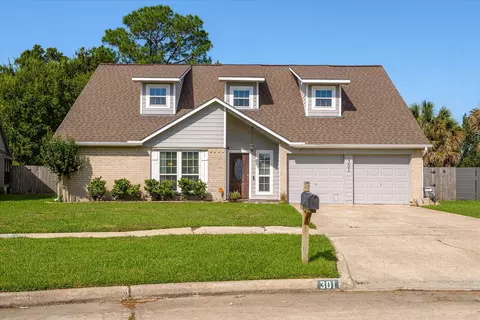 301 Bull Run Dr, League City, TX 77573