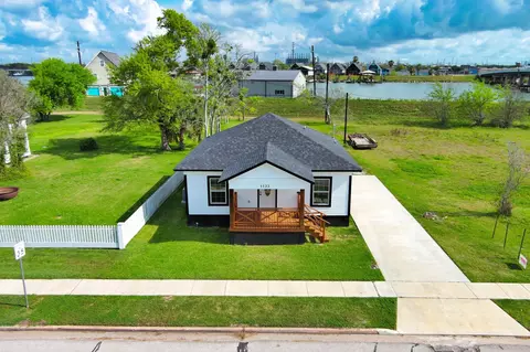 1122 W 2nd St, Freeport, TX 77541