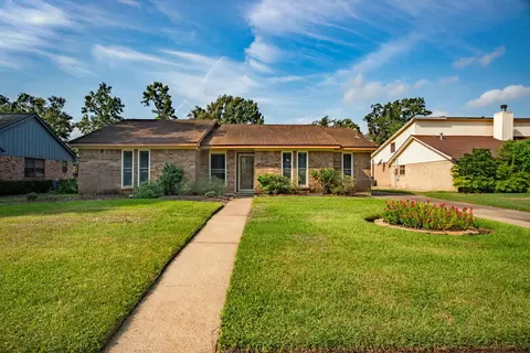 205 Banyan St, Lake Jackson, TX 77566