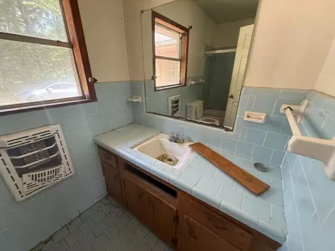 Bath - 895 S Main St, Jasper, TX 75951 photo 2 of 2