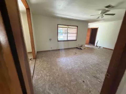 Living - 895 S Main St, Jasper, TX 75951 photo 2 of 5