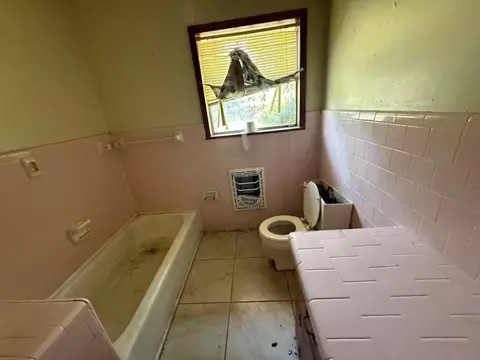 Bath - 895 S Main St, Jasper, TX 75951 photo 1 of 2