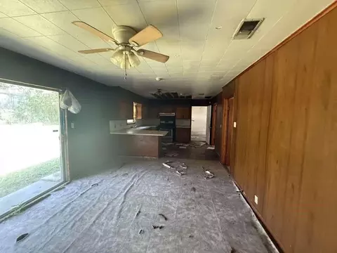 Living - 895 S Main St, Jasper, TX 75951 photo 3 of 5