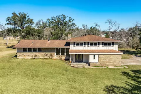 106 Blackstock Ln, Lake Jackson, TX 77566