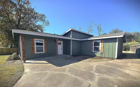 917 E Myrtle St, Angleton, TX 77515 photo 1