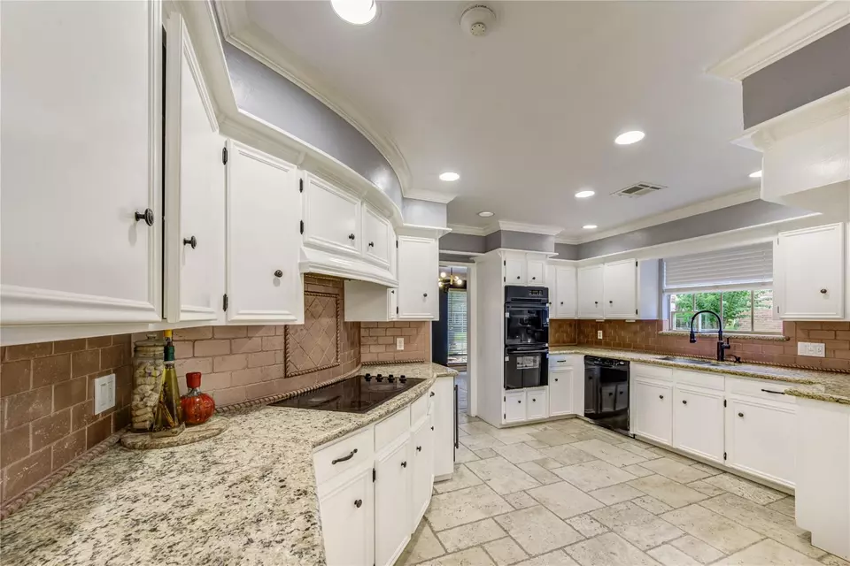 Kitchen - 5307 Boyce Springs Dr, Houston, TX 77066 photo 3 of 3