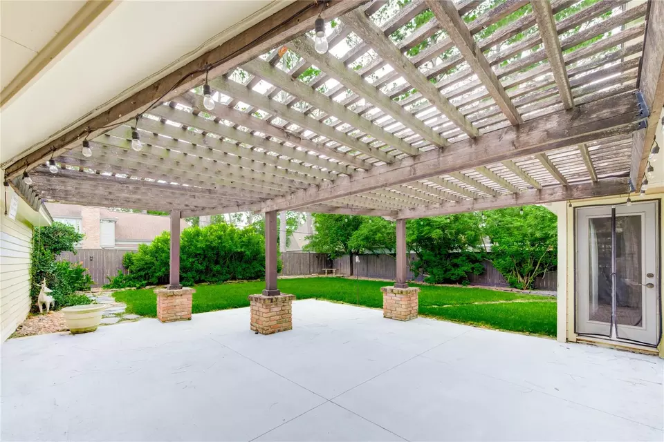 Exterior - 5307 Boyce Springs Dr, Houston, TX 77066 photo 2 of 7