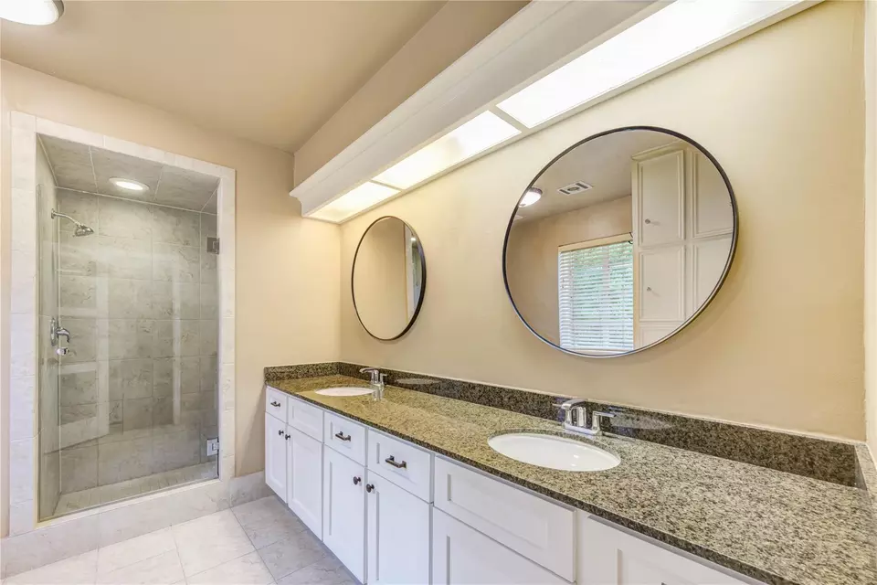 Bath - 5307 Boyce Springs Dr, Houston, TX 77066 photo 2 of 3