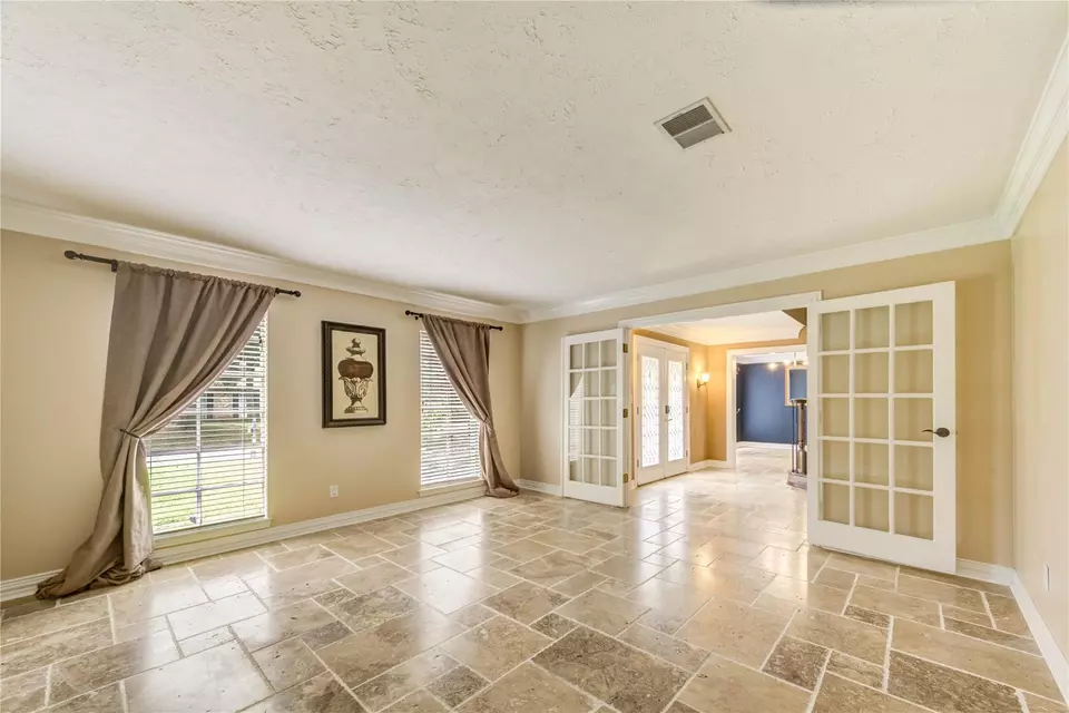 Living - 5307 Boyce Springs Dr, Houston, TX 77066 photo 3 of 4