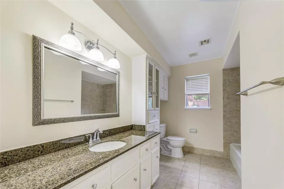 Bath - 5307 Boyce Springs Dr, Houston, TX 77066 photo 3 of 3