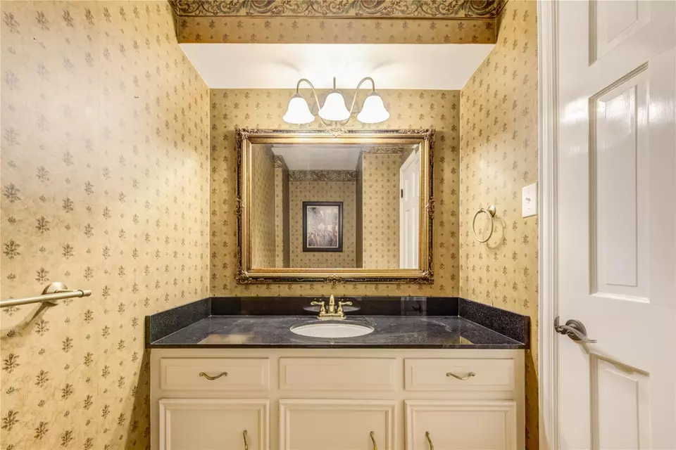 Bath - 5307 Boyce Springs Dr, Houston, TX 77066 photo 1 of 3