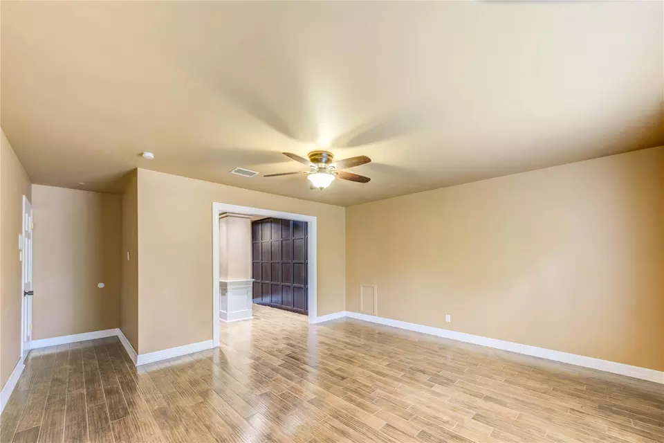 Living - 5307 Boyce Springs Dr, Houston, TX 77066 photo 4 of 4