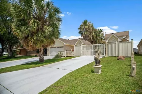 117 E Harbor Dr, Port Lavaca, TX 77979
