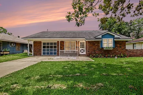 203 Chestnut St, Lake Jackson, TX 77566