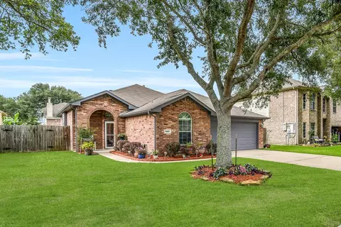 8002 Leaning Oak Dr, Texas City, TX 77591