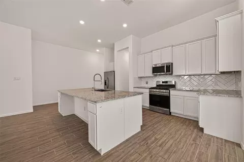 Kitchen - 3631 Springview Dr, Rosenberg, TX 77469 photo 4 of 5