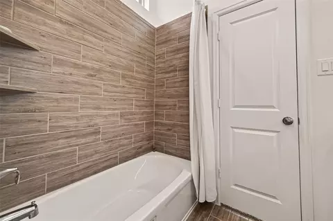 Bath - 3631 Springview Dr, Rosenberg, TX 77469 photo 8 of 9