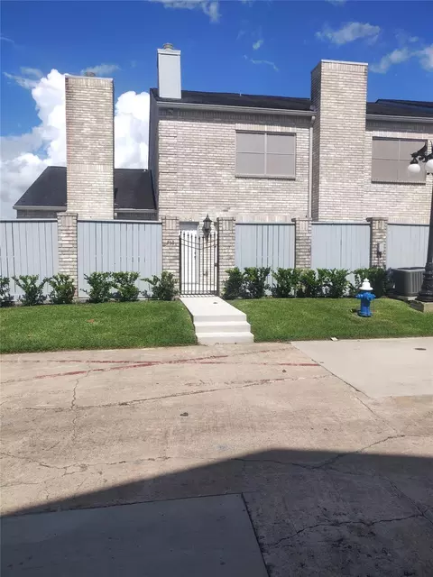 360 Wilcrest Dr #360, Houston, TX 77042