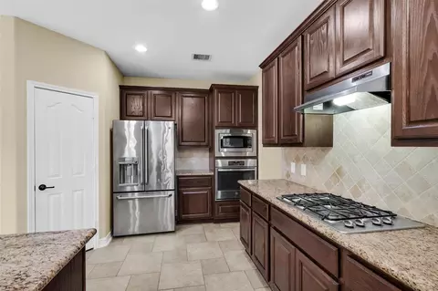 Kitchen - 25314 Pineglen Terrace Dr, Spring, TX 77389 photo 2 of 5