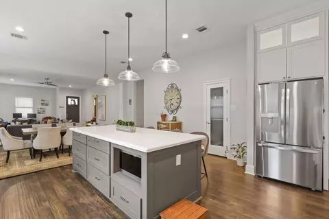 913 Eleanor St, Houston, TX 77009