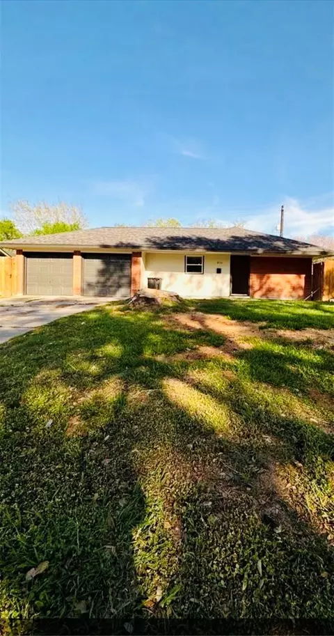8733 Lugary Dr, Houston, TX 77074