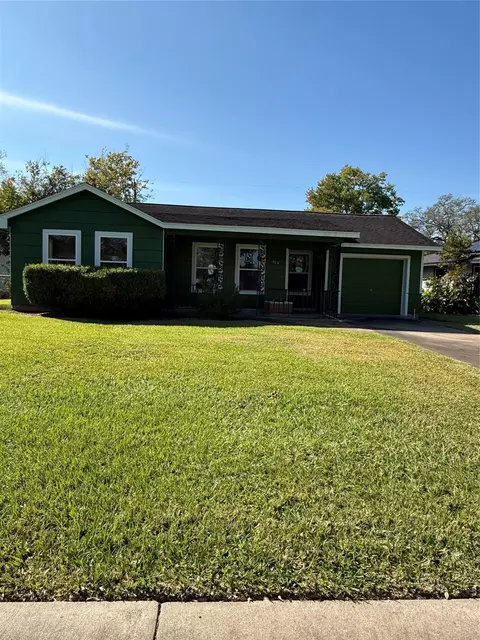 406 Gardenia St, Lake Jackson, TX 77566