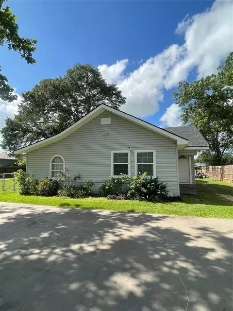 1006 South St, El Campo, TX 77437