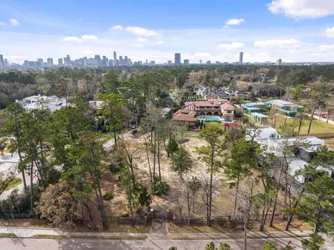 9201 Memorial Dr, Houston, TX 77024